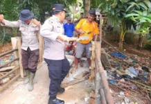 Polisi dan Masyarakat Desa Jermun, OKI Gotong Royong Perbaki Jembatan