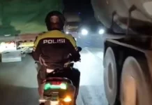 Polisi Urai Kepadatan Jalintim akibat Jalan Rusak di Betung