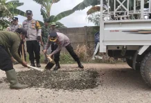 Polisi dan Warga Gotong Royong Perbaiki Jalan Rusak di Talang Jambe