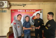 Warga Pemulutan Ilir Serahkan Senpi Rakitan dan Amunisi ke Polisi