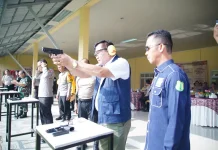 Bupati Muba Bidik Sasaran di Lapangan Tembak HUT Bhayangkara
