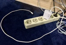 Bahaya Charger Terus Terpasang pada Stopkontak