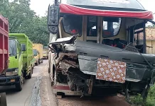 Bus AKAP Tabrak Trailer di Jalintim Banyuasin