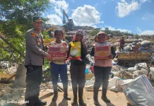 Polrestabes Palembang Salurkan Bantuan untuk Warga TPA Sukawinatan