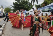 Ribuan Warga Padati BKB Saksikan Karnaval Wastra Palembang