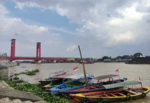 Pengemudi Perahu Ketek Andalkan Sungai Musi sebagai Sumber Mata Pencaharian