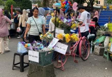 UMKM Karangan Bunga Kian Diminati Para Pengunjung Kambang Iwak