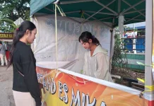 Es Jagung Mustika Laris Manis Tarik Pelanggan di Pinggir Jalan