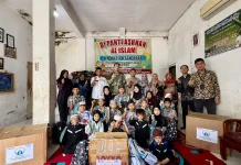 Taspen Palembang Berbagi Seragam Sekolah, Dukung Masa Depan Anak Panti