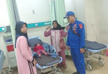 Muntaber, Bayi di Desa Upang Dievakuasi Ambulans Apung ke RS Pelabuhan Boom Baru
