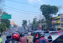 Hari Pertama Sekolah, Lalu Lintas Sudirman Palembang Dipadati Kendaraan