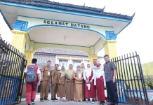 Bupati OKU Timur Ikuti Gerakan Ayah Antar Anak ke Sekolah