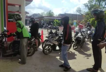 Warga Palembang Keluhkan Antrean Panjang Pertalite di SPBU