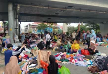 Sensasi Berburu 'BJ' di Bawah Ampera: Zara Rp15 Ribu, H&M Rp5 Ribu