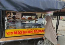 Kreatif! Warung Istimewa Tepi Jalan Jual Nasi Padang Pakai Pickup
