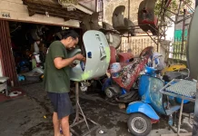 Bengkel Restorasi Vespa Klasik Bertahan Berkat Komunitas Penghobi