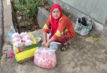 Berkat Tradisi Ziarah, Penjual Bunga Tabur Masih Tetap Bertahan