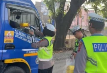Aksi Sosial, Satlantas Banyuasin Bagikan Nasi Kotak