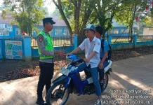 Polsek Muara Kuang Gelar Strong Point Pagi, Edukasi Pelajar Gunakan Helm