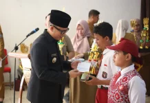 Pemkab OKU Berikan Beasiswa untuk 253 Siswa SD Berprestasi