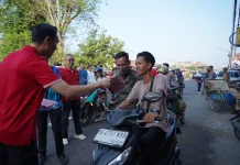 Bupati OKI Bagikan 3.000 Bendera, Warga Diajak Kibarkan Merah Putih