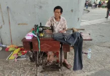 Kisah Nawawi, 35 Tahun Menjahit Asa di Bawah Jembatan Ampera
