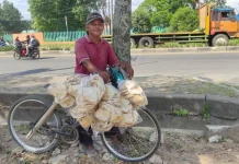 Pensiun Buruh Bangunan, Lansia Palembang Bertahan Hidup Jual Kemplang Keliling