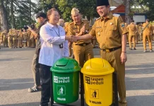 TASPEN Serahkan Bantuan 13 Kotak Sampah untuk Kota Palembang