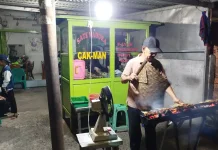 Siasat Sate Madura Cak Man Palembang Hadapi Naiknya Harga Ayam