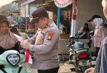 Sambut HUT Ke-81 RI, Polsek Makarti Jaya Bagikan Bendera Merah Putih