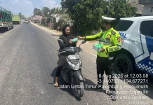 Asap Pekat Karhutla Selimuti Ogan Ilir, Polisi Turun ke Jalan Bagikan Masker