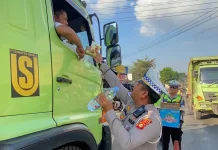 Terjebak Macet di Jalintim, Pengendara Dapat Roti dan Air