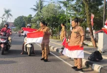 Disnakertrans dan HRD Muba Bagikan 81 Bendera Gratis di Jalan
