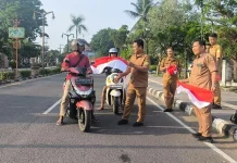 Disnaketrans Muba bersama Forum HRD MUBA Bagikan Bendera Merah Putih