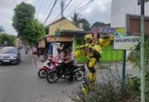 Wagimin Pengamen Robot, Raup Penghasilan dari Kostum Karakter Buatan Sendiri