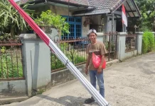 Jelang HUT ke-81 RI, Penjualan Bambu Merah Putih Marak di Palembang