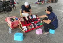 Lapak HP Seken Bawah Ampera Bertahan Hadapi Saingan Penjualan Ponsel Daring Murah