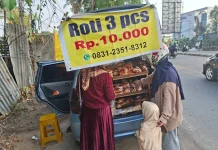 Kreativitas UMKM Palembang: Jual Roti Tiga Rp10 Ribu dari Bagasi Mobil