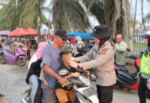 Polisi Bagikan Masker Cegah Dampak Kabut Asap di Jalur Lintas Ogan Ilir