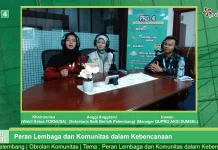 Lawan Kabut Asap, Komunitas Kemanusian Bagikan Masker di Lampu Merah
