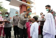 Polda Sumsel Bagikan Ribuan Masker untuk Lindungi Warga