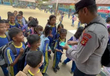 Polsek Pemulutan Bagikan Masker ke Siswa