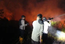Hadapi Medan Sulit, Polisi Berjibaku Padamkan Api di Desa Pulau Negara