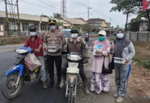Polsek Tanjung Batu Bagikan Masker untuk Cegah Paparan Asap