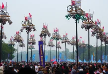 Festival Panjat Pinang Sumeks Ramaikan Semarak HUT ke-81 RI di Palembang