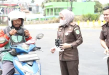 Kejari Banyuasin Bagikan Masker Cegah Dampak Kabut Asap