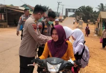 Polsek Pulau Rimau Edukasi Karhutla dan Bagikan Masker ke Masyarakat