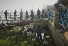 RRI Palembang dan Warga Turun Tangan Bersihkan Tumpukan Sampah di Sungai Musi