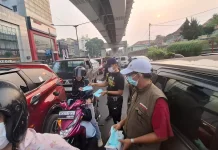 Palembang Dikepung Asap Karhutla, Ribuan Masker Bagikan Gratis