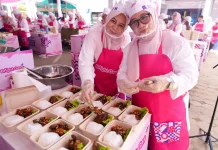 Cetak Rekor MURI, Pertamina Sumbagsel Bagikan 1000 Ayam Kecap ke Pelanggan